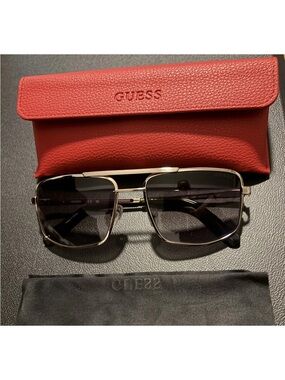 Guess Men's Aviators
Sunglasses Gold UV
Protection New w/cloth and case